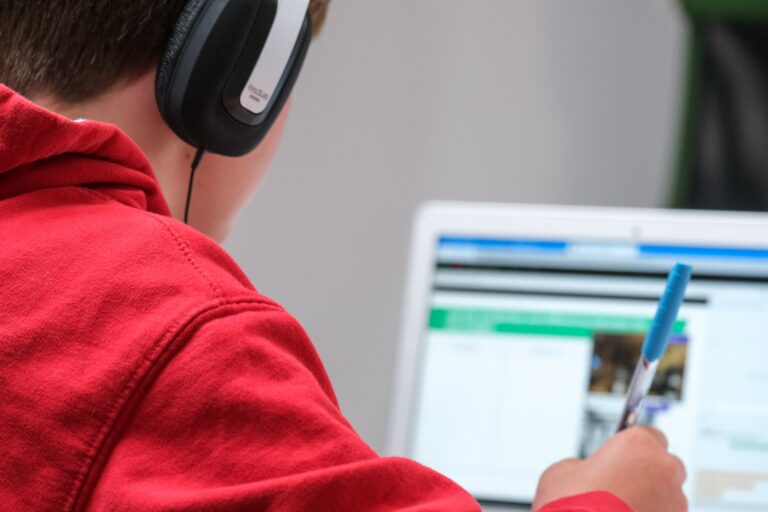 The benefits of gamification and storyline in learning English for your child