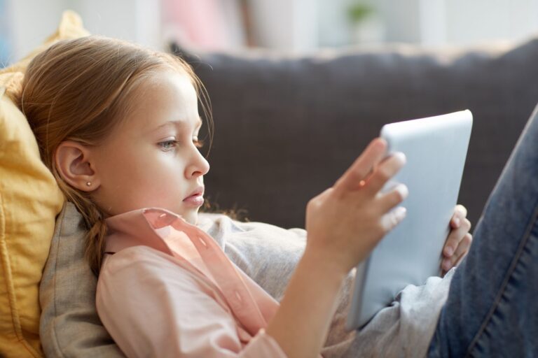 5 tips on using screen time as an advantage for bilingual children: parents’ ultimate guide