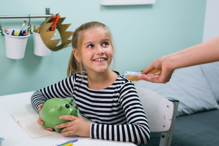 Wie kann mein Kind den Umgang mit Geld lernen?