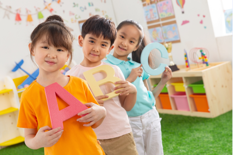 小学生保護者の英語学習に関する意識調査を実施〜85%が「日常的に英語を話す機会が必要」と回答〜