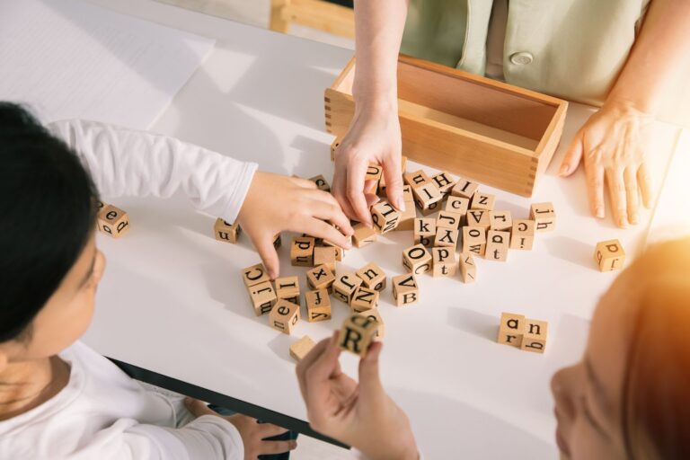 아이들이 쉽게 전치사를 이해하고 사용할 수 있도록 격려하는 방법 
