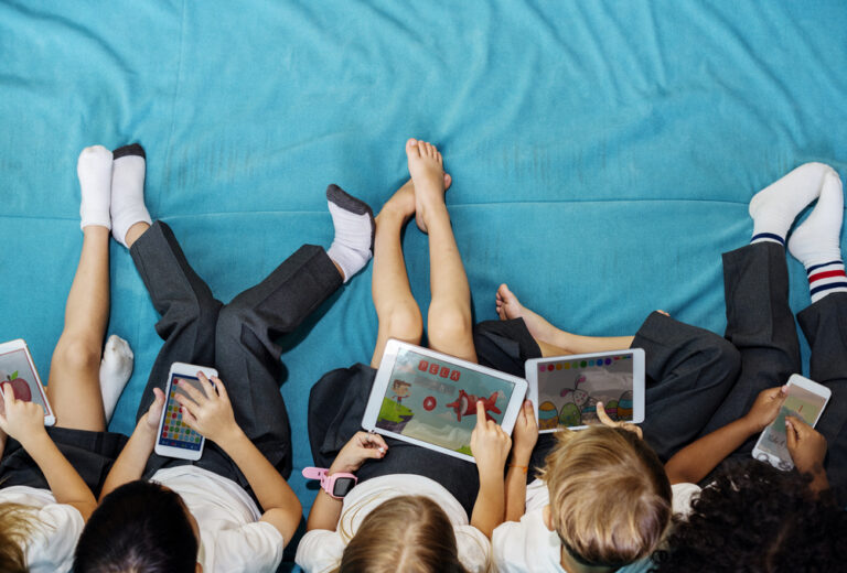 10 activități pentru copii pentru un timp de ecran distractiv și educațional